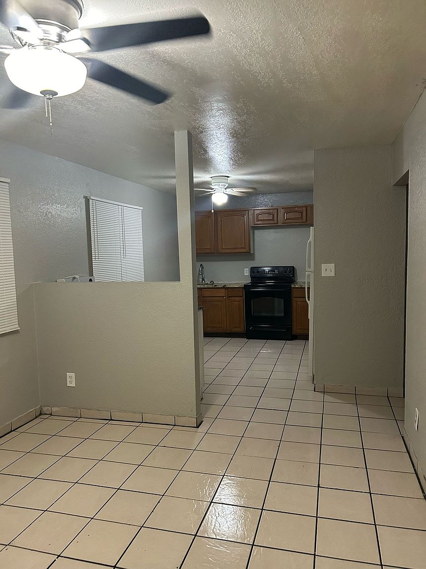 3229 W Melvin St photo 3