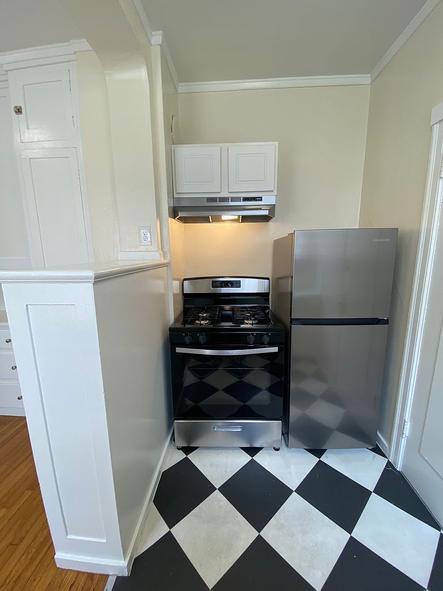 1539 Greenwich St photo 4