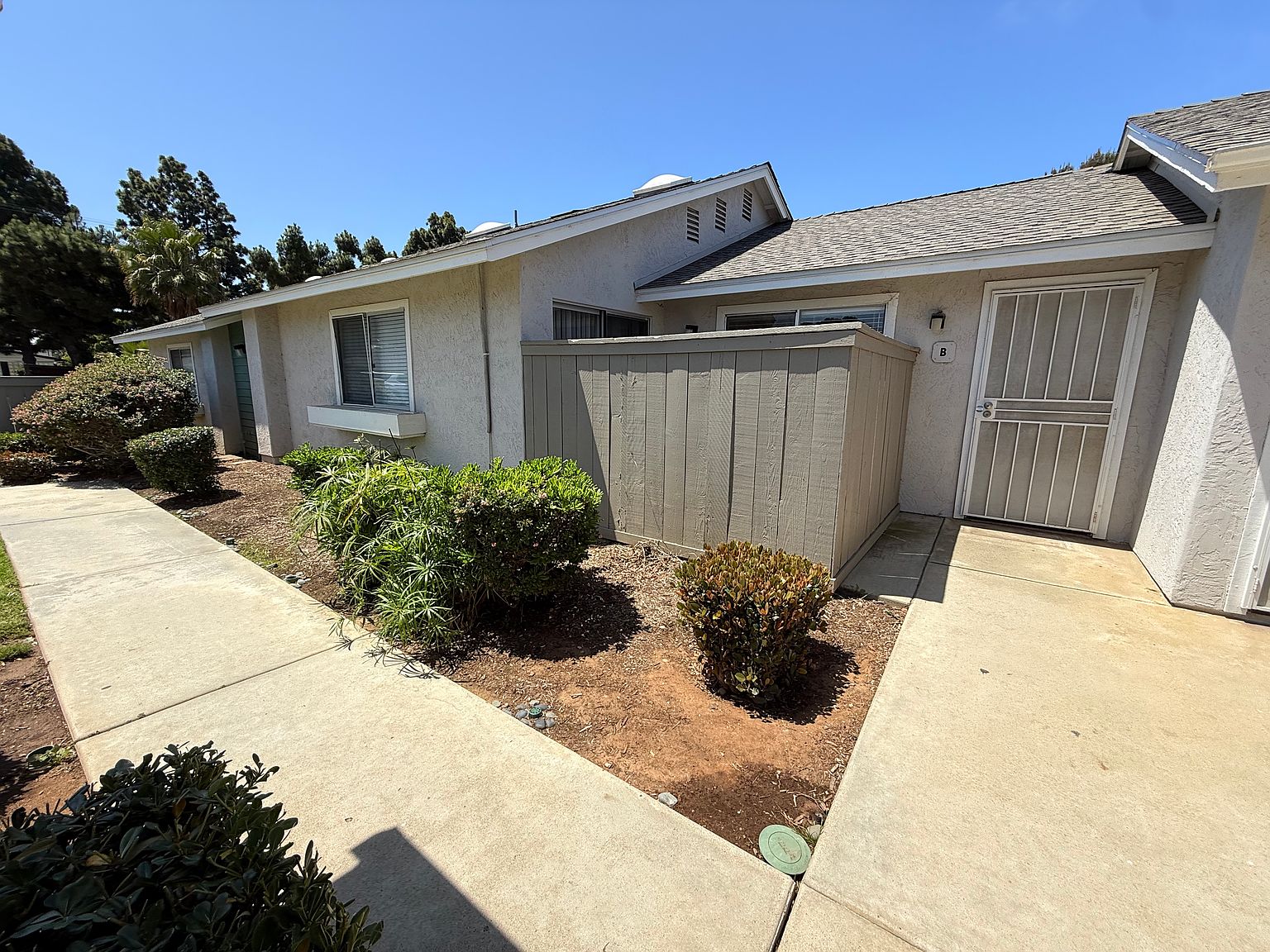 952 Pine Ave photo 2