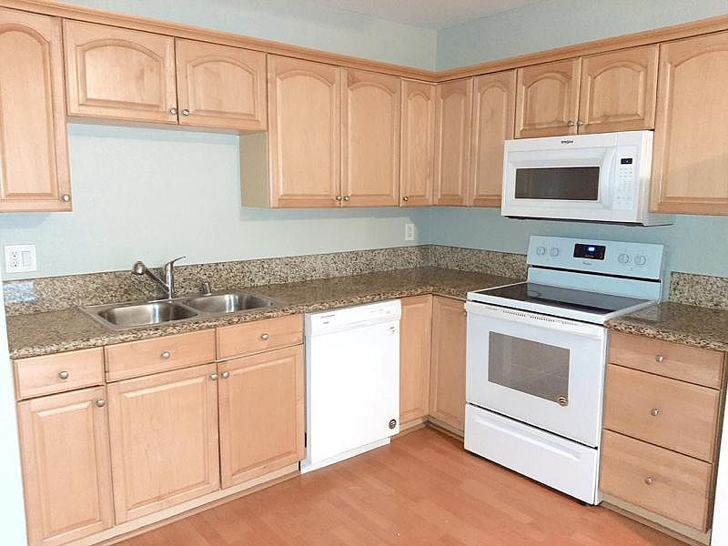 1039 E Washington Ave photo 3