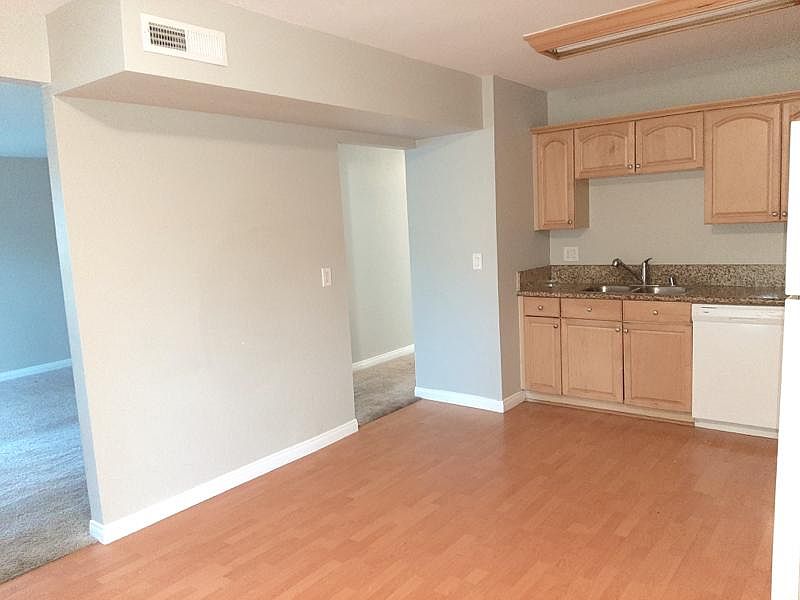 1039 E Washington Ave photo 2