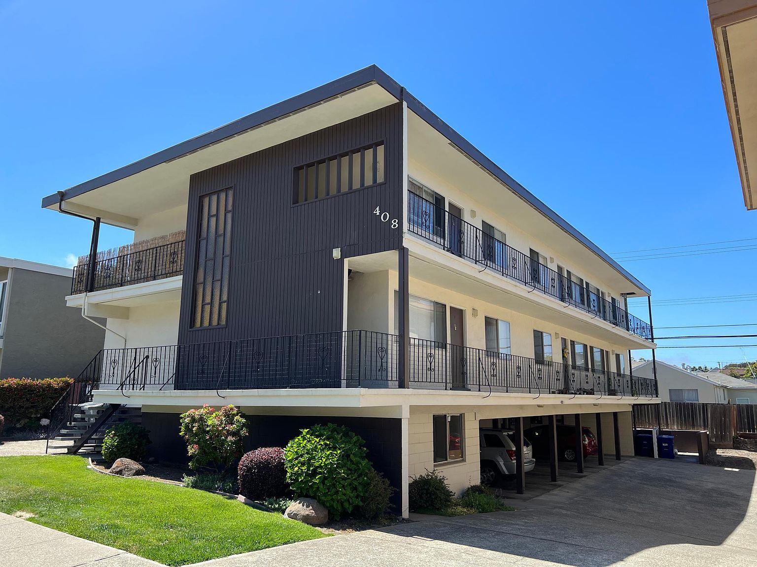 408 Richmond Dr photo 2