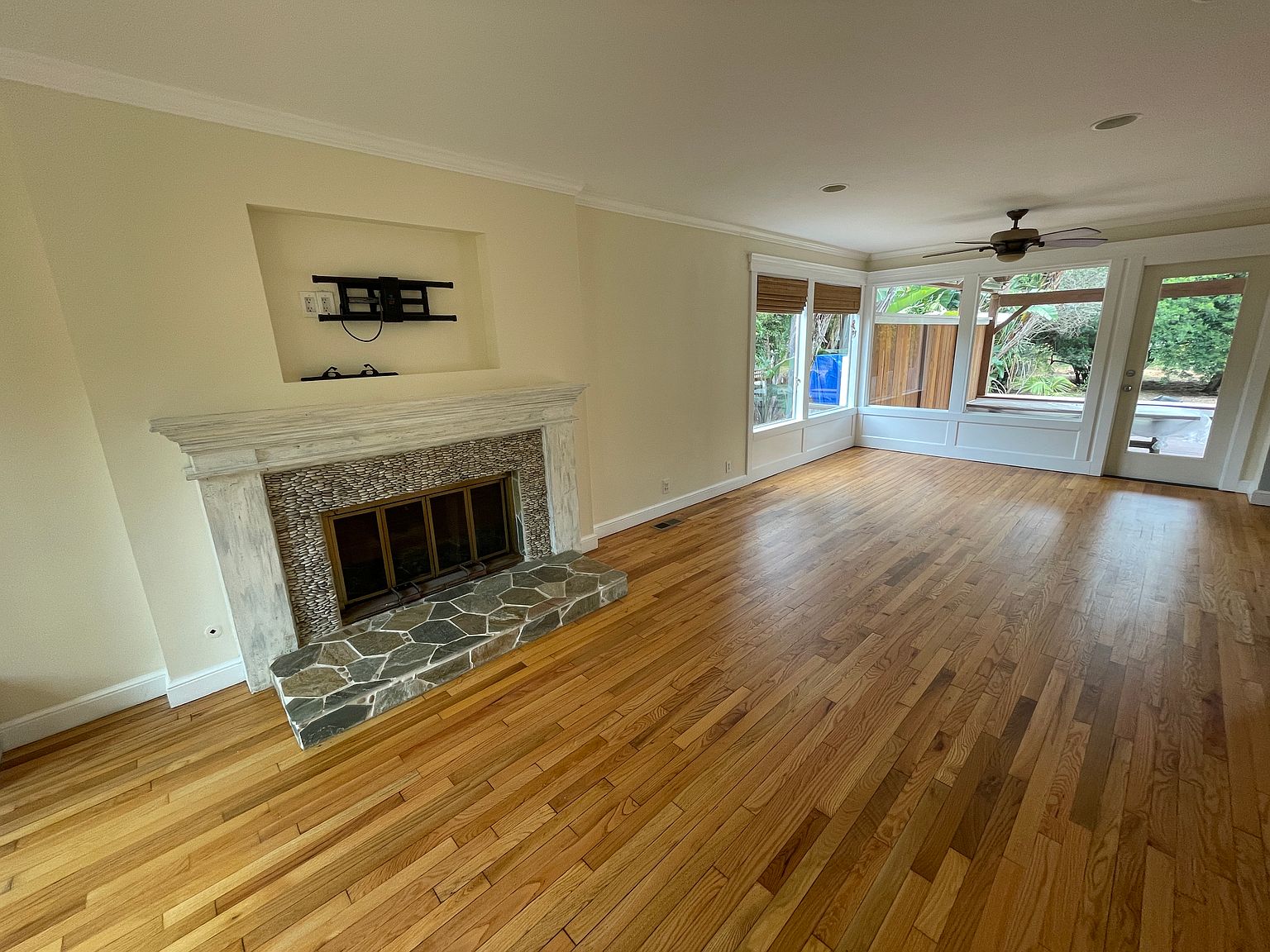 987 Hymettus Ave W photo 5