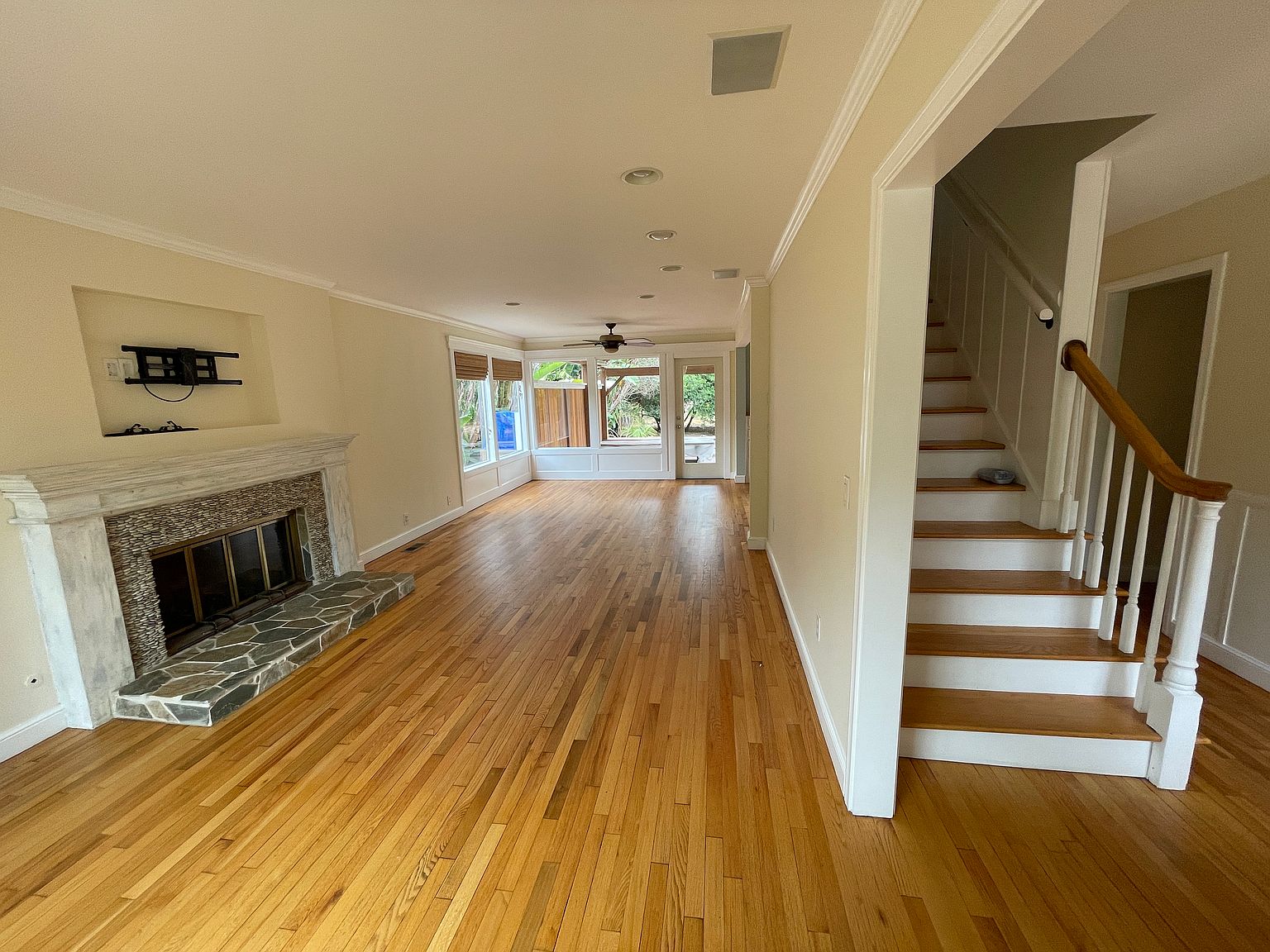 987 Hymettus Ave W photo 2