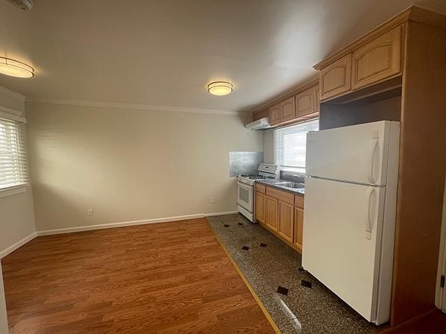 410 Maple Ave photo 4