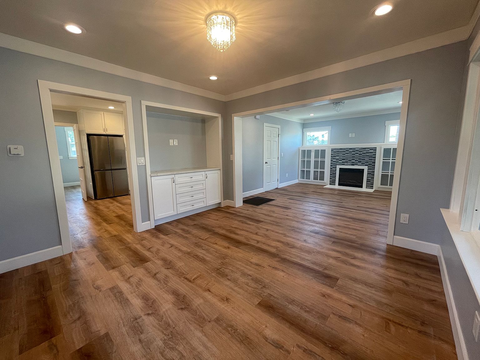 2593 East Ave photo 2