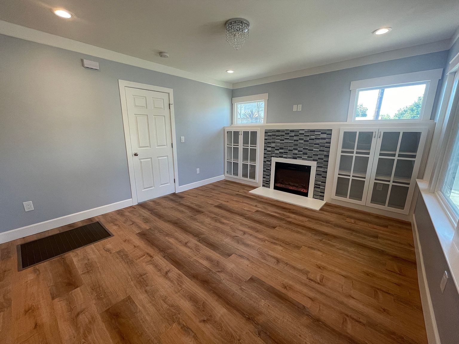 2593 East Ave photo 3