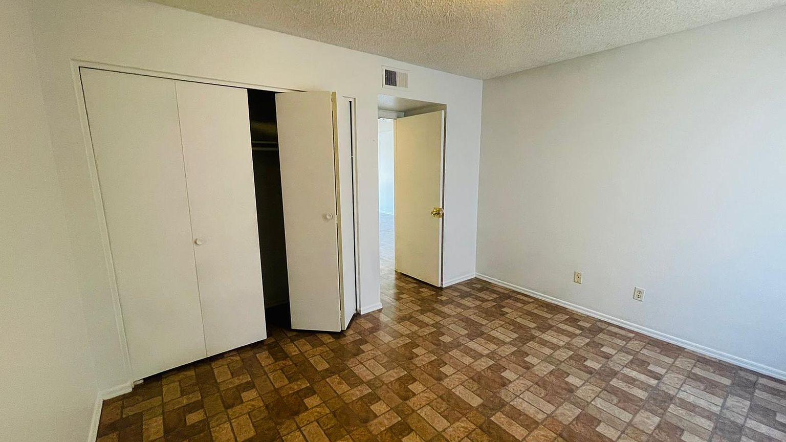 2829 E Capri Cir photo 3