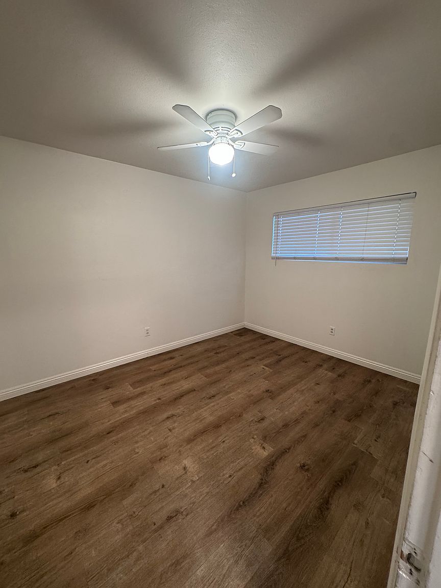 563 Emory St photo 5