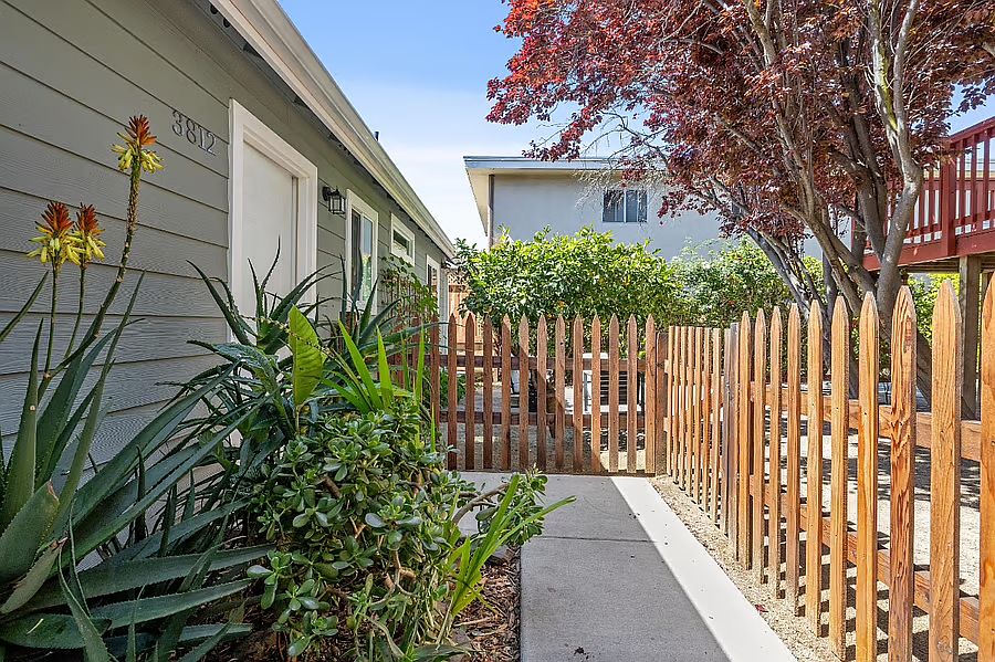 3812 Midvale Ave photo 4