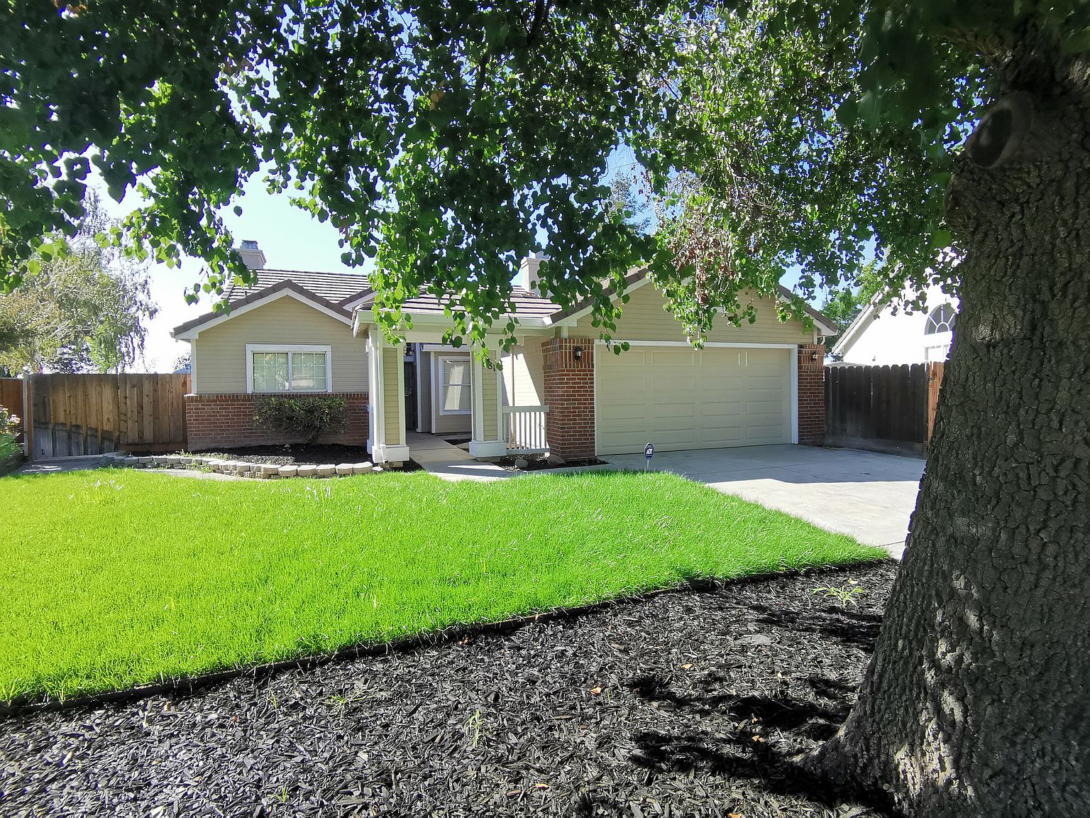 881 W Mount Diablo Ave photo 2