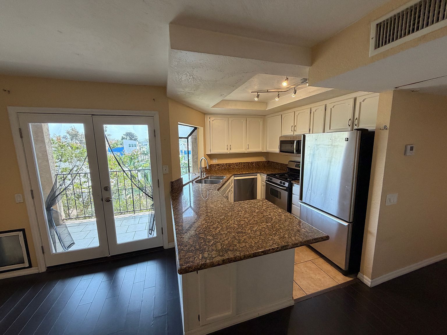 2849 E St photo 5