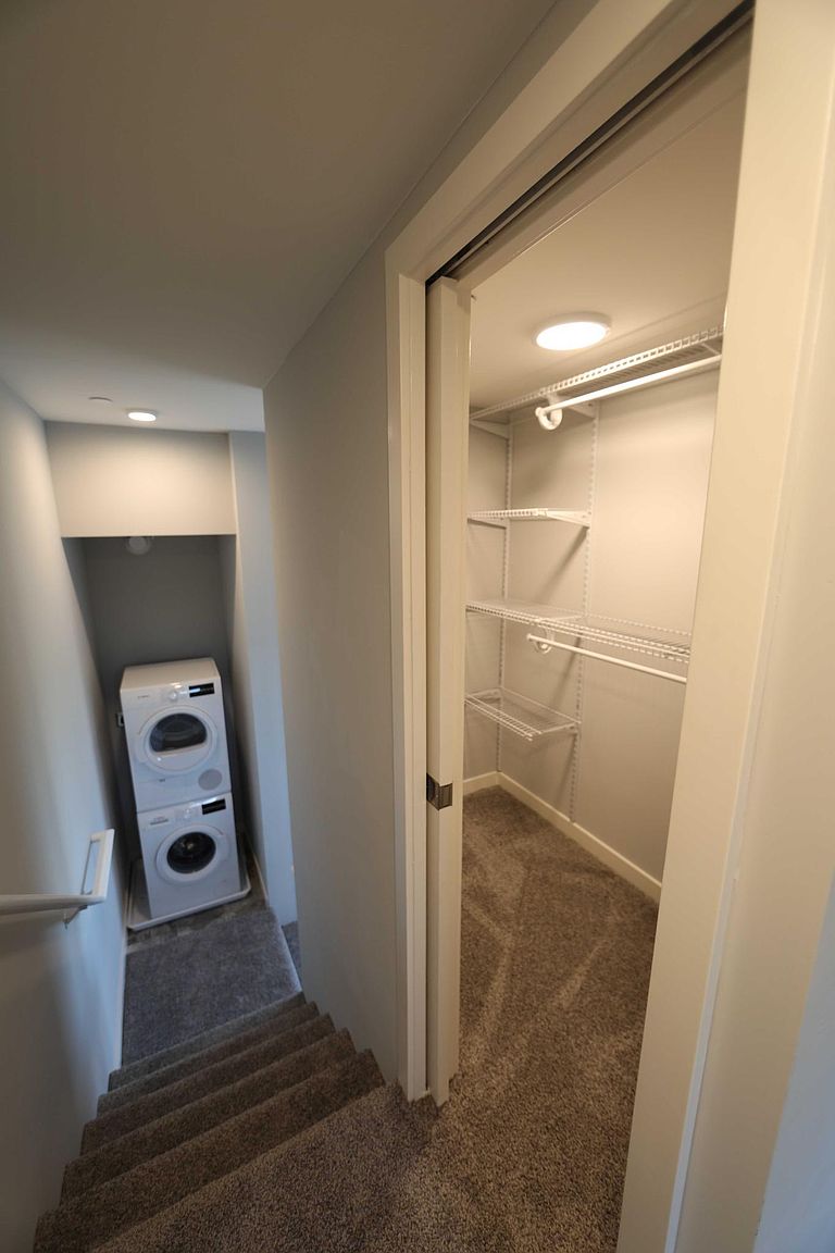 8465 Broadway photo 3