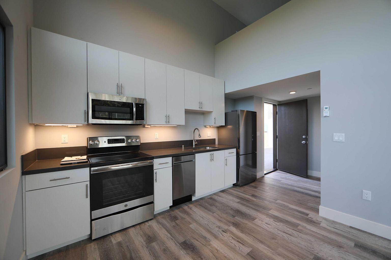 8465 Broadway photo 5