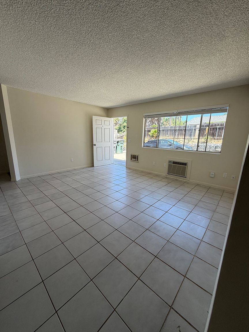 8209 Jema Way photo 4