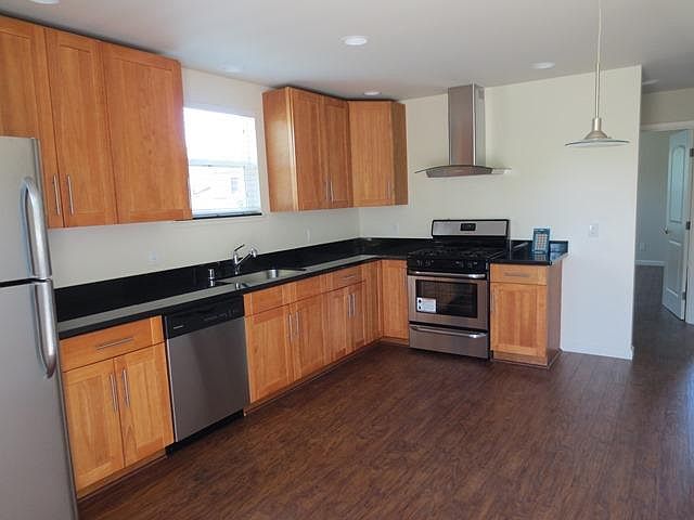 470 Hudson St photo 4