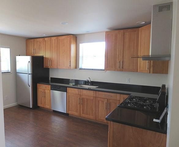 470 Hudson St photo 5