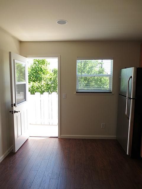 470 Hudson St photo 3