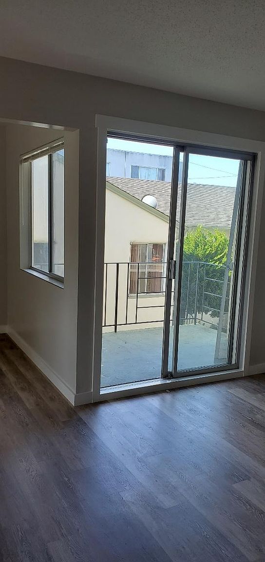 1009 Kains Ave photo 4