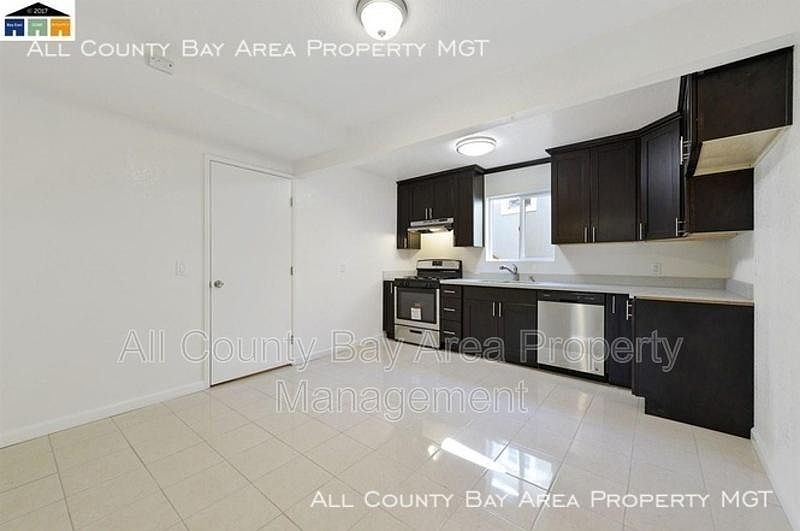 2462 Taylor Ave photo 4