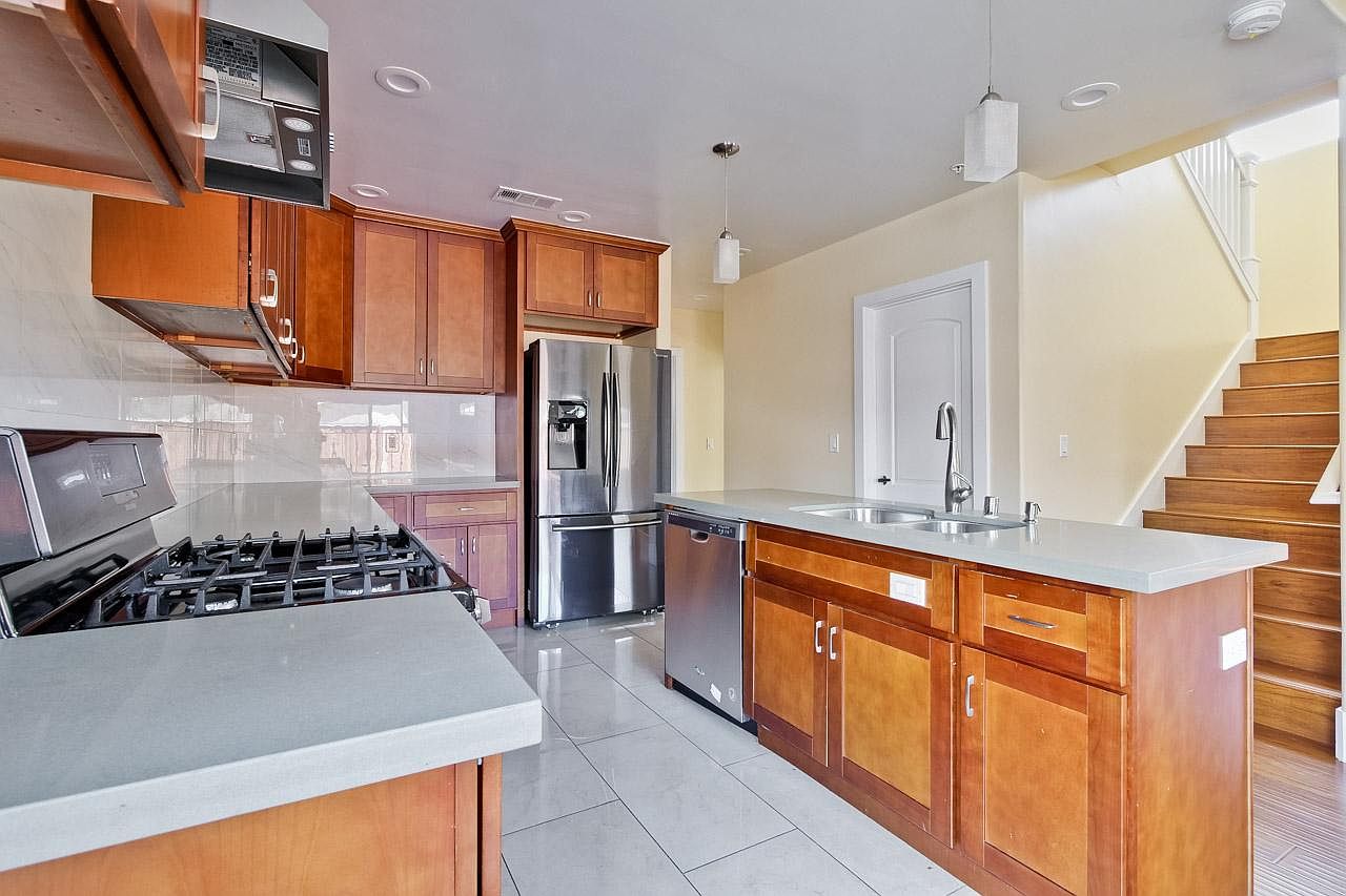 328 Angel Ave photo 3