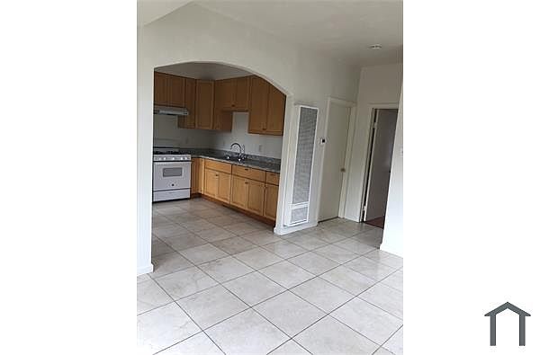2BR/1BA Single Family House on East 20th Street · Oakland photo 4