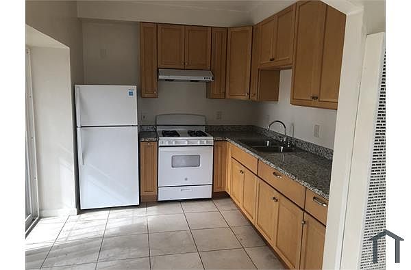 2BR/1BA Single Family House on East 20th Street · Oakland photo 5