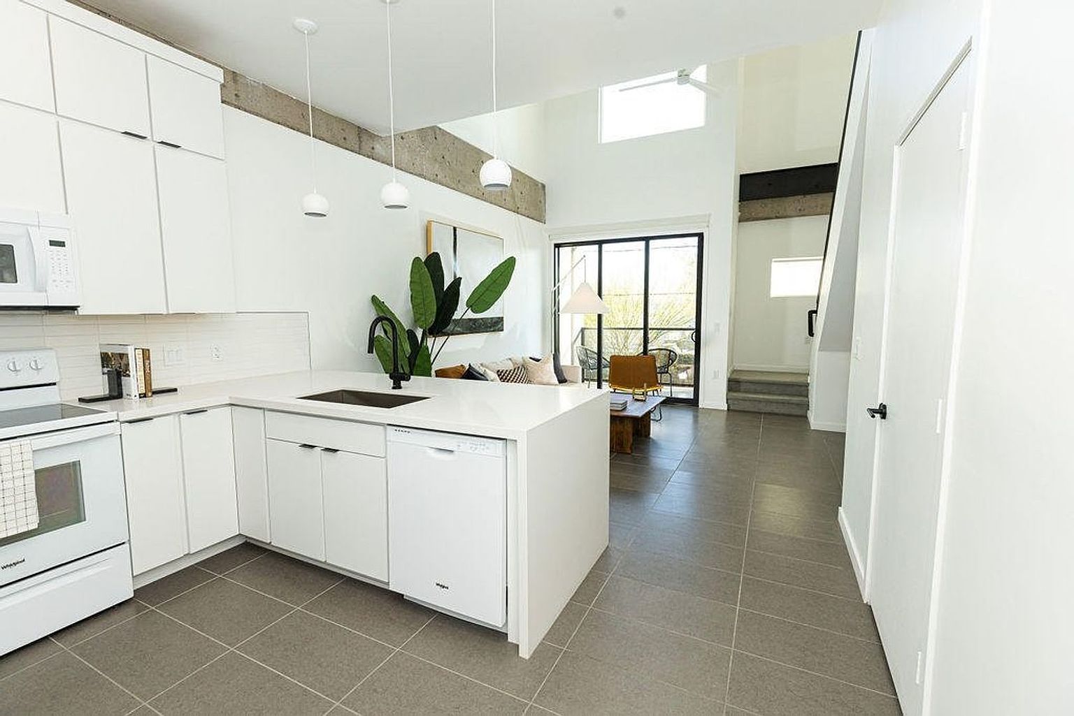 1 beds  1.5 baths (724 sqft) photo 5