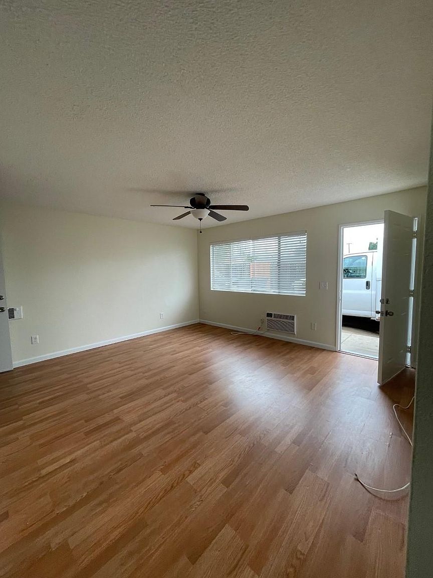 8221 Jema Way photo 2