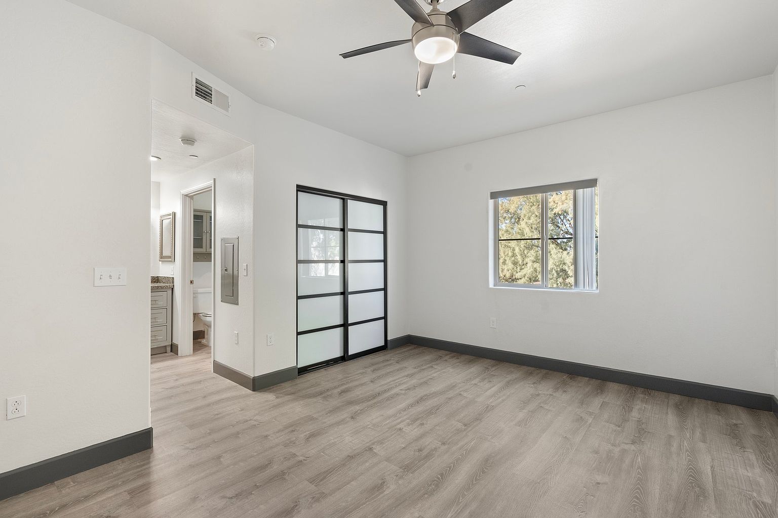 521 E Mission Ln photo 4