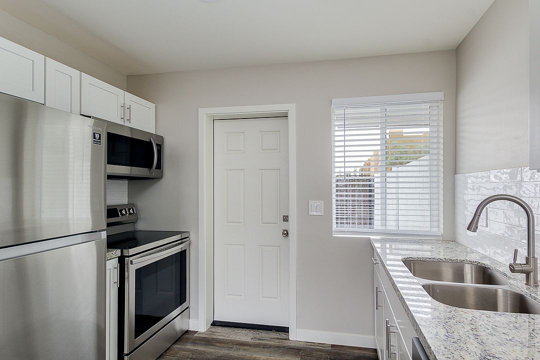 1648 W Colter St photo 4
