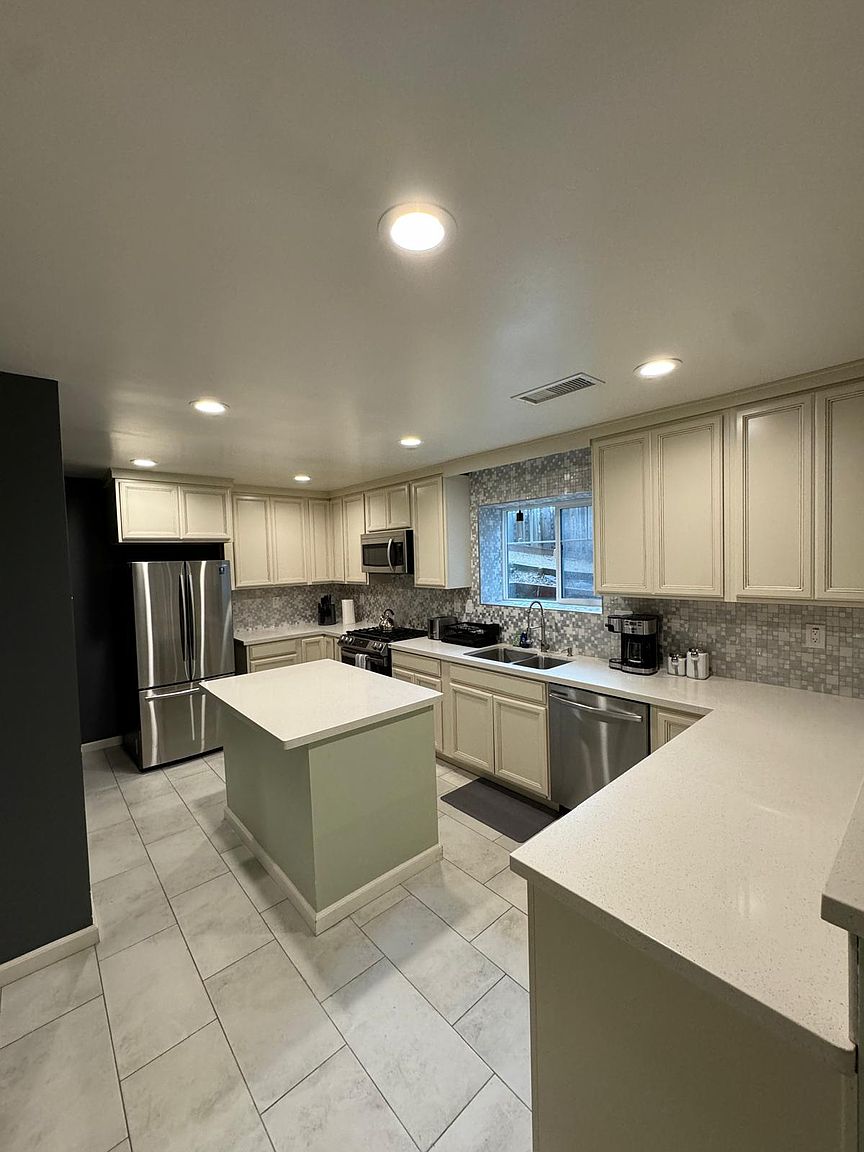1513 Lillian St photo 3