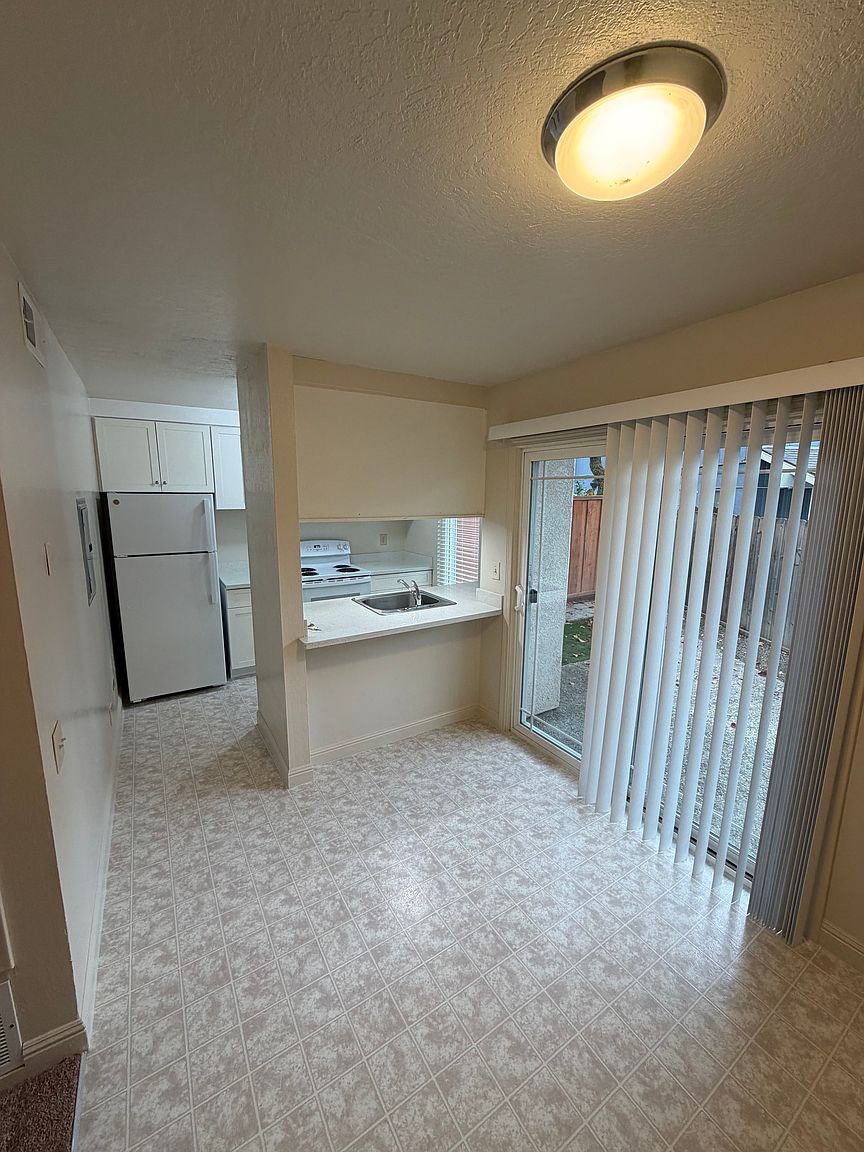 879 Palomino Dr photo 3