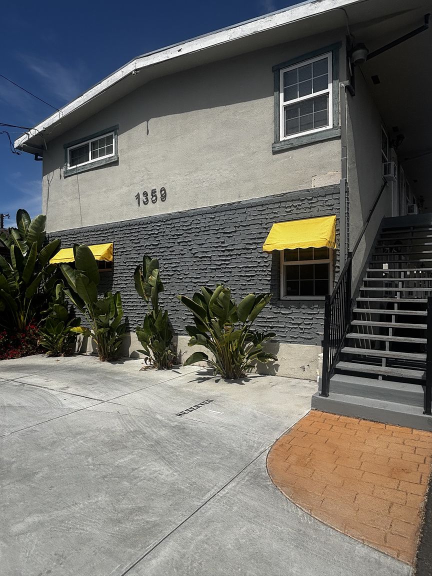 1359 Lewis St photo 2