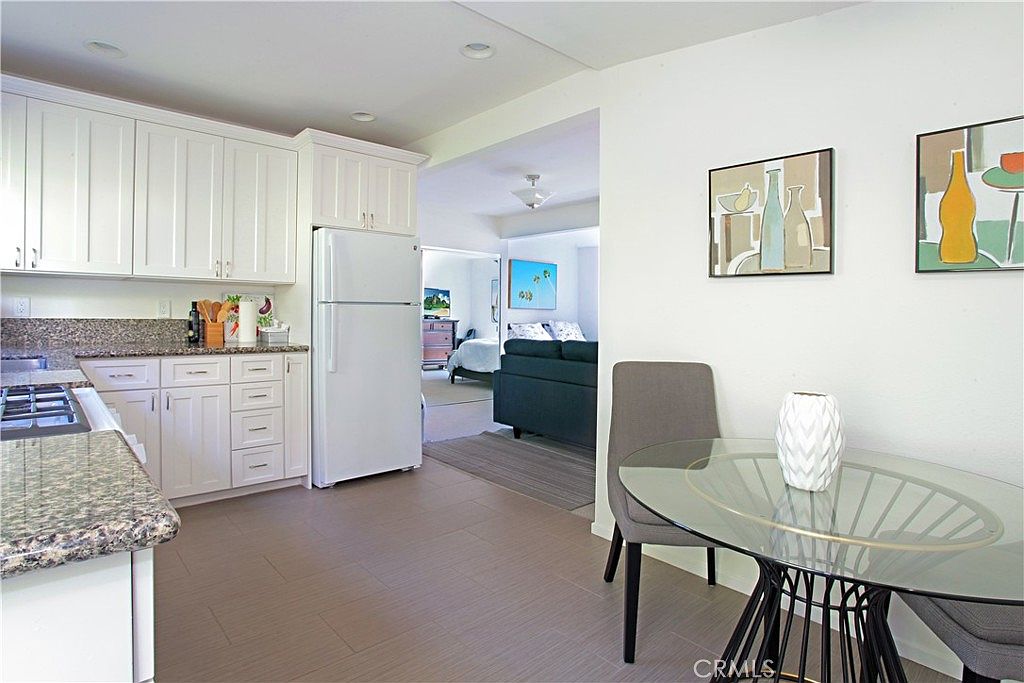 405 Heliotrope Ave photo 3