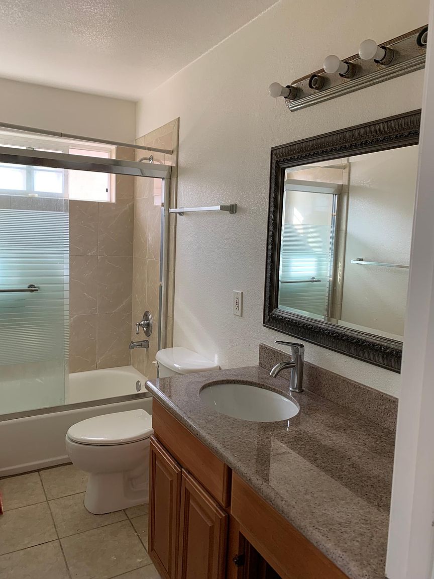 525 Parker Ave photo 2