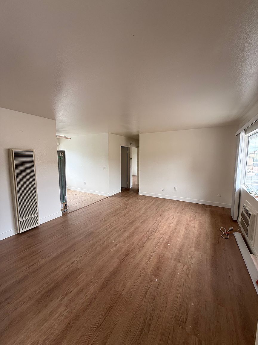 1083 S Mollison Ave photo 2