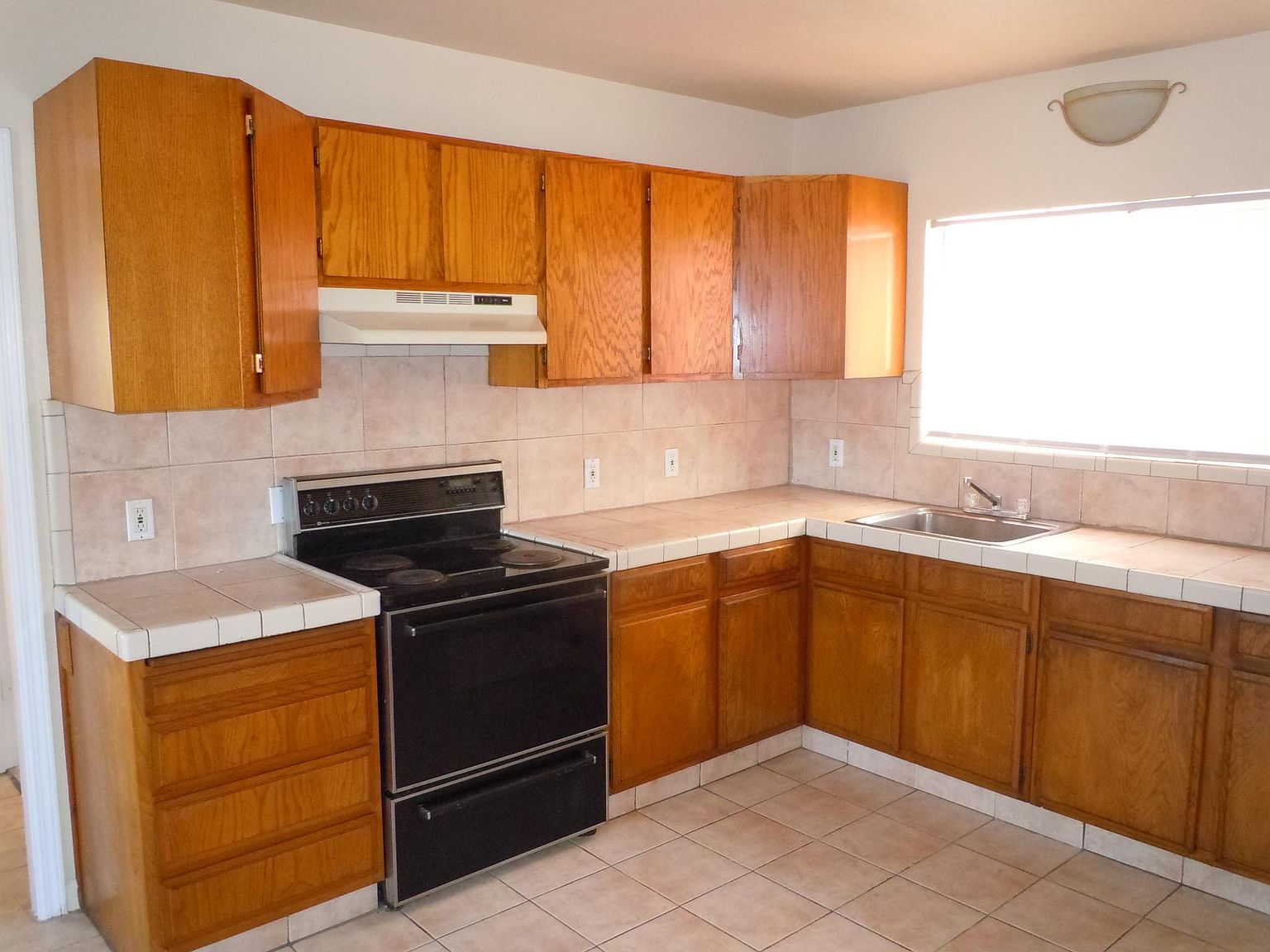 1094 Aileen St photo 5