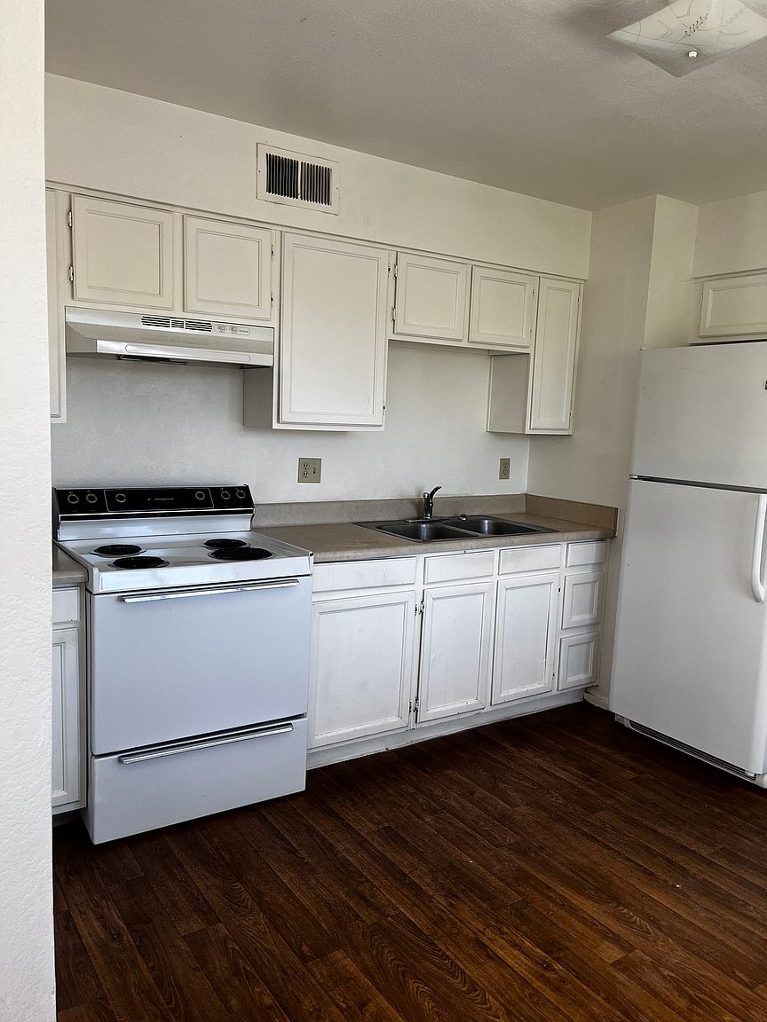 2055 N Winterhaven #201 photo 4