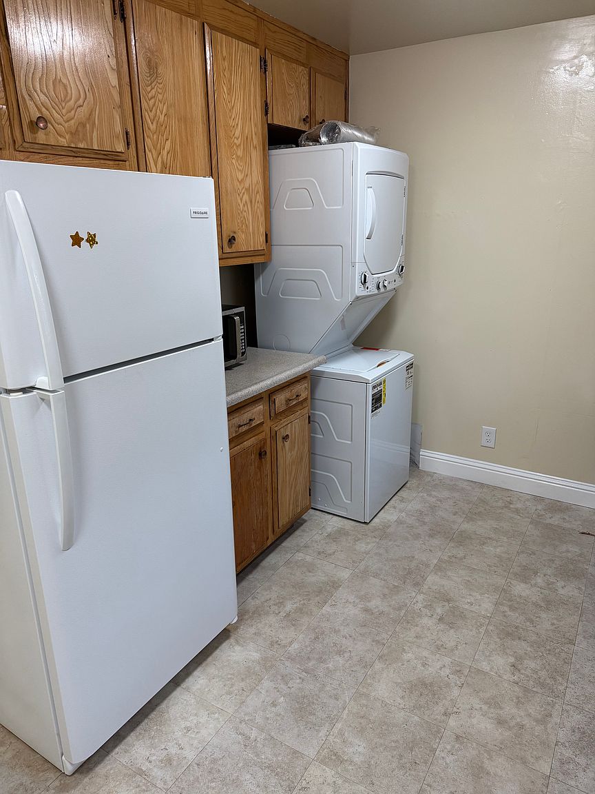 1456 1/2 Hopkins St photo 2