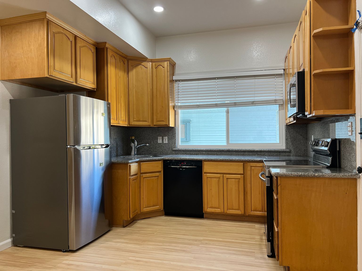 2832 Summit St photo 3