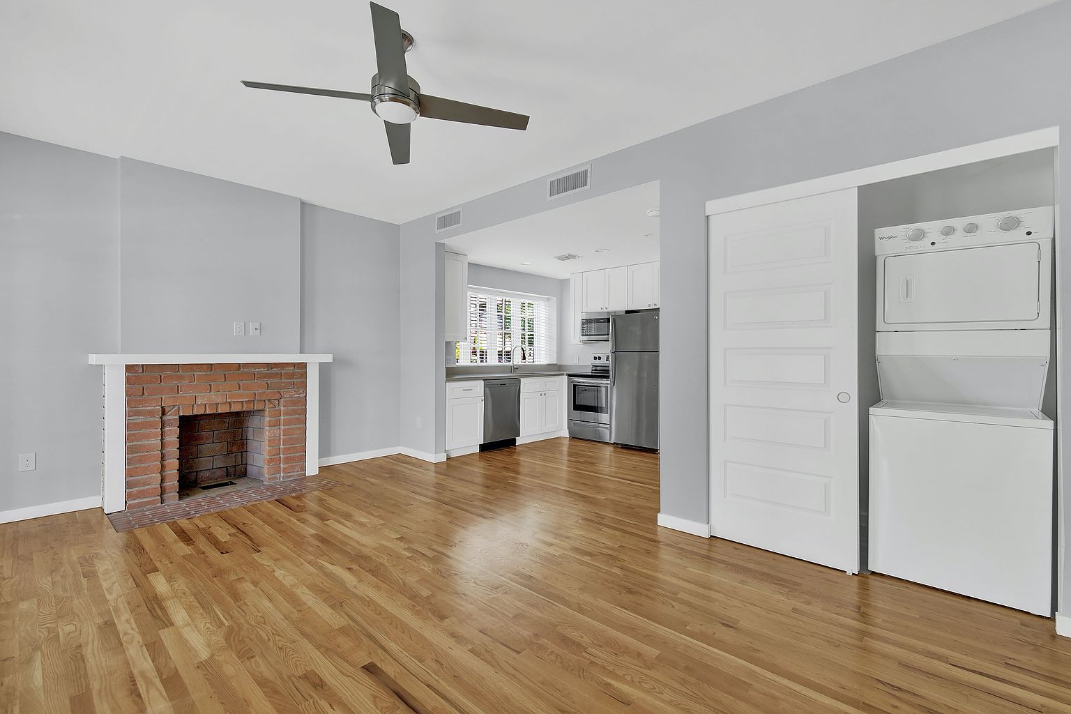 245 W Roosevelt St photo 4