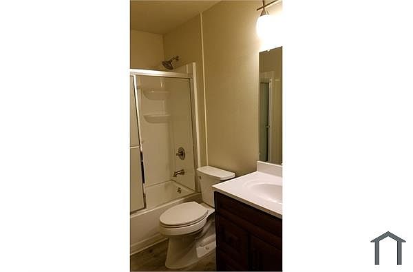 703 Menker Ave photo 5