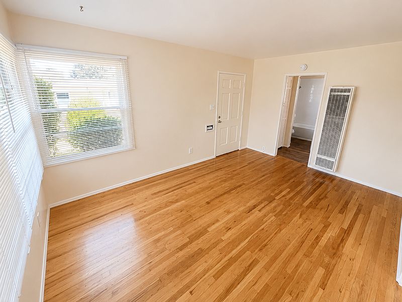 2628 Juan St photo 5