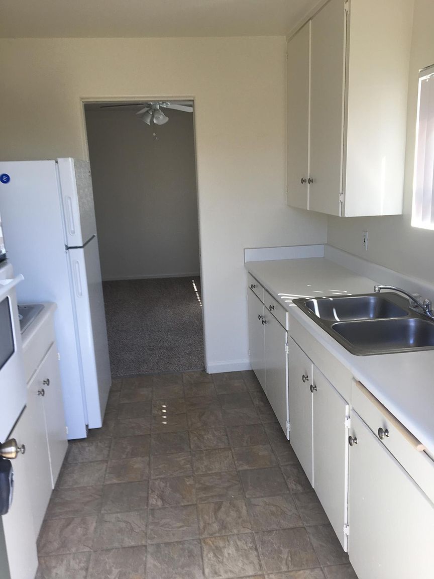 2020 S Tremont St photo 2