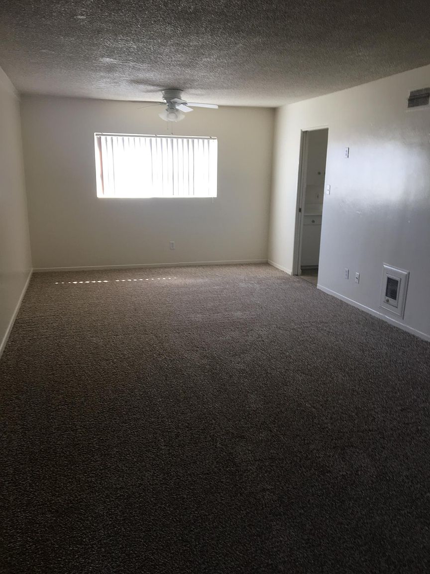 2020 S Tremont St photo 3