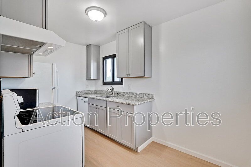 709 6th Ave photo 5