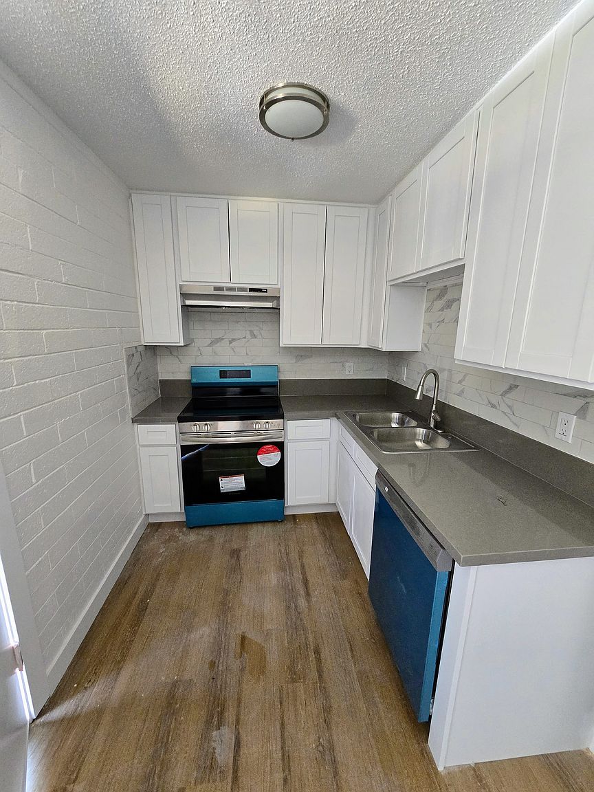 5623 West Myrtle Ave photo 3
