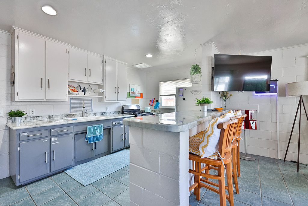 596 3rd St photo 4