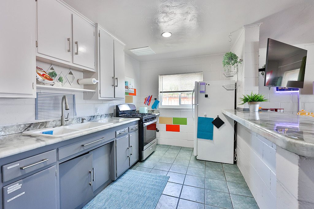 596 3rd St photo 5